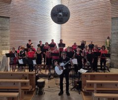 Chöre AchtelTöne und Overcross mit Chorleiter Bernhard Wolf Chöre AchtelTöne und Overcross mit Chorleiter Bernhard Wolf